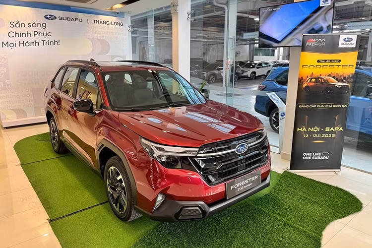 Trái tim của Forester 2026 là khối động cơ Boxer 4 xi-lanh 2.5L (mã FB25) hút khí tự nhiên, sản sinh 185 mã lực tại 5.800 vòng/phút và 247Nm mô-men xoắn tại 3.700 vòng/phút. Động cơ kết hợp cùng hộp số Lineartronic CVT TR58 và hệ dẫn động 4 bánh toàn thời gian đối xứng (Symmetrical AWD) của Subaru. Xe có khả năng tăng tốc 0–100 km/h trong 9,7 giây và đạt tốc độ tối đa 205 km/h.