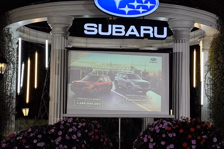 Tại Việt Nam, mẫu xe SUV Subaru Forester 2026 sẽ có 2 phiên bản là: 2.5i-L Eyesight và 2.5 i-S Eyesight. Giá bán chính thức lần lượt là 1,299 tỷ đồng và 1,399 tỷ đồng, cao hơn thế hệ trước nhưng đổi lại là hàng loạt nâng cấp về thiết kế, khung gầm, tiện nghi và công nghệ an toàn.