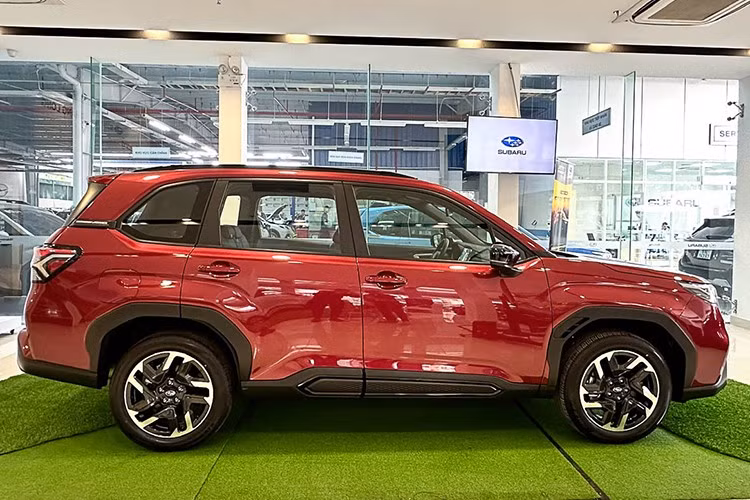 Kích thước tổng thể cũng được tinh chỉnh nhẹ với chiều dài 4.655 mm (+15 mm), rộng 1.830 mm (+15 mm), cao 1.730 mm, cùng chiều dài cơ sở 2.670 mm không thay đổi. Khoảng sáng gầm đạt 220 mm, hỗ trợ tốt cho các cung đường địa hình, kết hợp hệ thống X-Mode đa chế độ và Hill Descent Control giúp kiểm soát tốc độ khi đổ đèo.