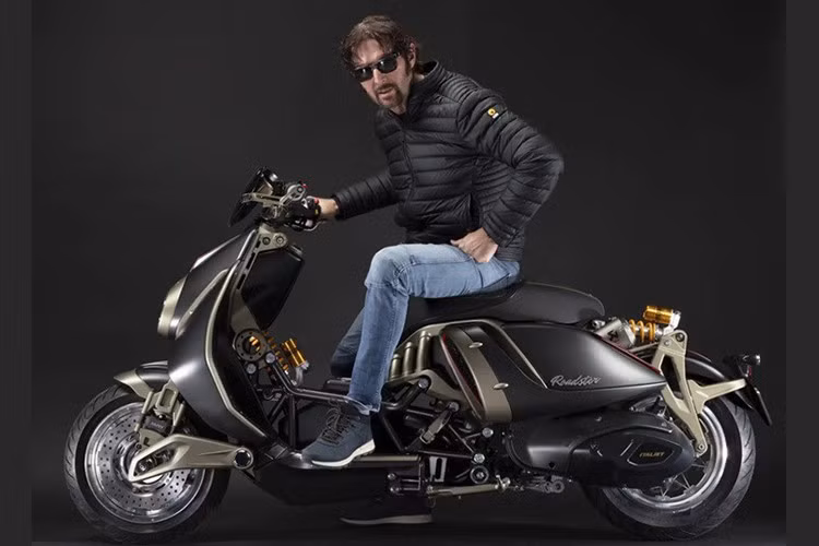 Phía sau, xe sử dụng phuộc đơn dạng treo nổi, gắn qua cơ cấu tay đòn phức tạp vừa đẹp về thẩm mỹ vừa hiệu quả trong vận hành. Giữa phần đuôi và hệ thống treo còn có khe gió đôi tạo điểm nhấn khí động học ấn tượng. Italjet Roadster 400 dự kiến có giá khoảng 7.500 euro - khoảng 228 triệu đồng và sẽ chính thức bán ra vào năm 2026.