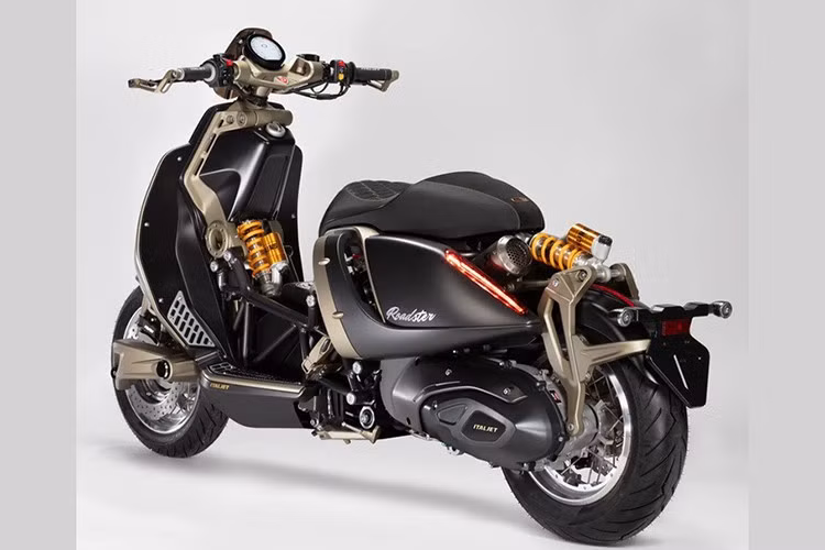 Hệ thống treo của Roadster 400 được Italjet phát triển riêng với tên gọi DLAS (Dual Link Articulated Suspension) – một cơ cấu treo tách biệt hoàn toàn chuyển động lái và phuộc trước, giúp tăng độ chính xác, giảm trọng lượng, đồng thời nâng cao độ ổn định trên mọi loại đường.