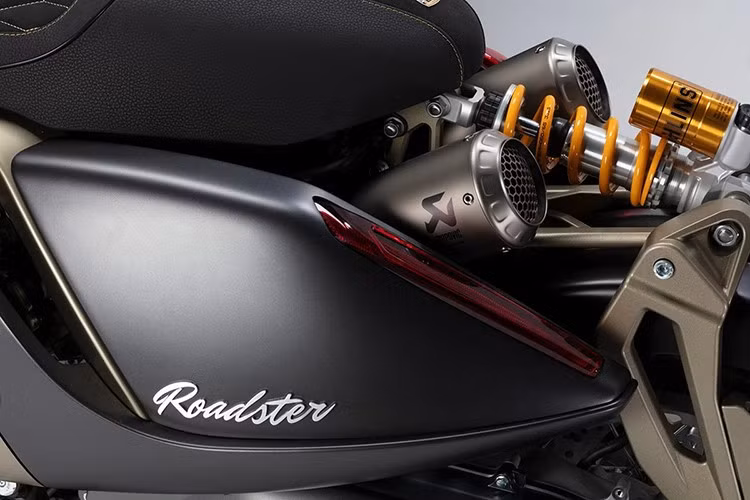 Thoạt nhìn, nhiều người có thể nghĩ rằng đây chỉ là một mẫu xe được tạo bởi AI hoặc đạo cụ trong phim Mad Max (Max điên). Nhưng không, Italjet Roadster 400 là một mẫu xe thật, đã sẵn sàng bước vào dây chuyền sản xuất để ra mắt thị trường vào năm 2026.