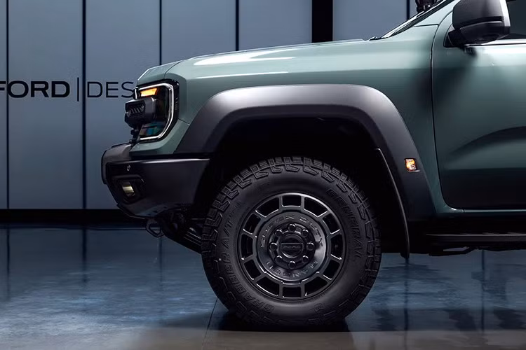 Ranger SUPER DUTY trang bị động cơ diesel V6 3.0L tăng áp, kết hợp hệ dẫn động 4 bánh toàn thời gian 4A-4WD. Xe sử dụng hộp số phụ 2 cấp và hệ thống khóa vi sai cầu trước – cầu sau, giúp tăng khả năng vượt địa hình. Bộ lốp địa hình 33 inch mang lại sự chắc chắn và ổn định khi di chuyển trên các cung đường khắc nghiệt.