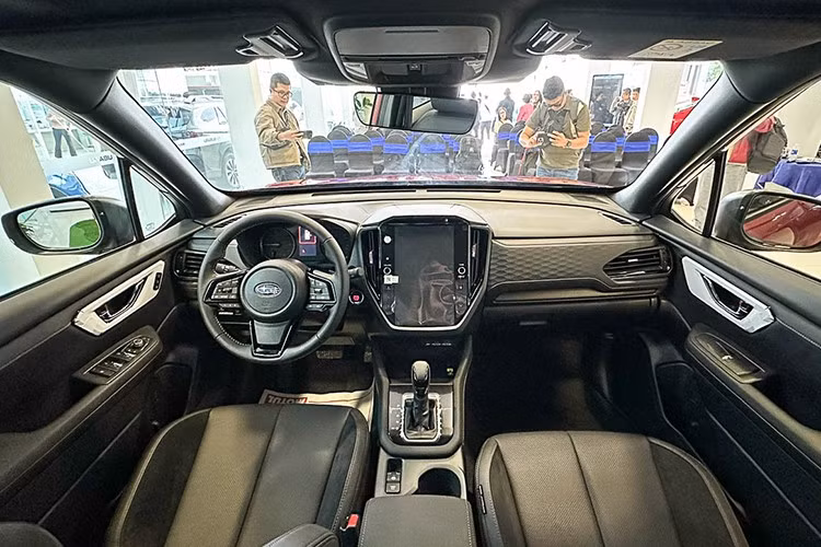 Không gian cabin mang phong cách hiện đại tương tự Crosstrek và WRX mới, với màn hình cảm ứng trung tâm đặt dọc 11.6 inch kết nối Android Auto/Apple CarPlay không dây, các phím chỉnh nhiệt độ được đặt ngay cạnh màn hình trung tâm rất dễ để thao tác đồng thời giảm số lượng nút bấm vật lý.