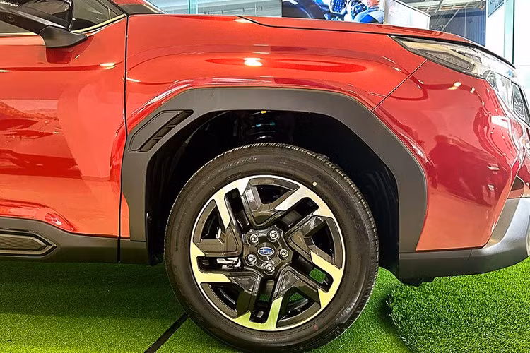 Forester 2026 sở hữu bộ mâm 18 inch đi kèm lốp 225/55 R18, bộ mâm được phay bóng 2 tông màu. Hệ thống treo trước MacPherson và sau tay đòn kép giúp xe vận hành êm ái, ổn định hơn, trong khi khung gầm Subaru Global Platform thế hệ mới tăng độ cứng vững tổng thể thêm 10%, và độ xoắn thân xe tăng tới 30%.