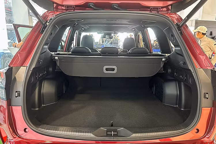 Forester 2026 được trang bị gói an toàn EyeSight 4.0 mới nhất, sử dụng camera góc rộng đơn 130 độ kết hợp cụm camera stereo kép góc quét 63 độ, tầm xa 130m, mang lại khả năng quan sát và nhận diện tốt hơn, đèn pha LED "liếc" theo góc đánh lái theo vô-lăng, cùng hệ thống giám sát người lái (Driver Monitoring System) có khả năng cảnh báo người lái nếu không nhìn đường trong 3 giây.