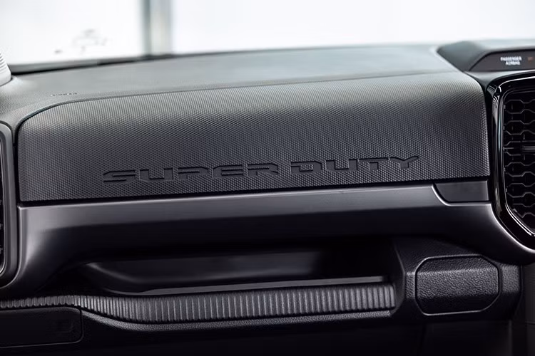 Ngoài ra, xe còn có hệ thống hỗ trợ phanh khi lùi, và cảnh báo phương tiện cắt ngang khi lùi. Xe có 6 chế độ lái, phù hợp với nhiều điều kiện địa hình khác nhau, từ chế độ tiết kiệm nhiên liệu đến chế độ leo đá chuyên dụng.