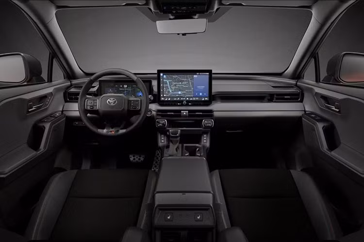 Hiện tại, RAV4 bản tiêu chuẩn LE 2025 tại Mỹ có giá từ 29.800 USD, trong khi bản Hybrid khởi điểm từ 32.850 USD. Nếu áp dụng mức tăng tương tự Úc, giá khởi điểm của RAV4 Hybrid 2026 có thể tiến sát mốc 35.000 USD.