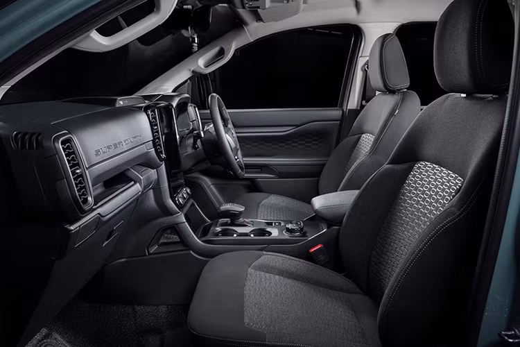 Bên cạnh đó, Ranger SUPER DUTY còn sở hữu bình nhiên liệu dung tích lớn 130 lít và hệ thống mâm 8 lỗ bắt ốc, tăng khả năng chịu tải và độ bền khi vận hành liên tục ở tải trọng cao.