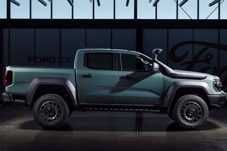 Điểm nổi bật của Ranger SUPER DUTY chính là khả năng vận chuyển và kéo tải ấn tượng. Xe có tổng trọng lượng toàn tải (GVM) lên tới 4.500 kg, khả năng kéo tối đa 4.500 kg, và tổng trọng lượng kết hợp (GCM) đạt 8.000 kg. Những thông số này giúp Ranger SUPER DUTY trở thành một trong những mẫu bán tải có năng lực vận hành mạnh mẽ nhất từng được sản xuất tại Thái Lan.