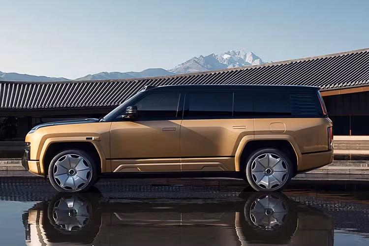 Ra mắt tại Trung Quốc vào tháng 1/2023, Yangwang là thương hiệu cao cấp trực thuộc BYD, được định vị cạnh tranh trực tiếp với những cái tên lớn như Bentley, Rolls-Royce, Range Rover, BMW, Mercedes-Benz hay Ferrari. Dòng sản phẩm của Yangwang hiện bao gồm SUV địa hình U8, xe thể thao U9, sedan U7 và phân khúc cao cấp nhất với SUV U8L.