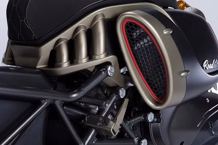 Chiếc xe là tác phẩm thiết kế của Massimo Tartarini, CEO của Italjet, người đã thành công trong việc truyền tải tinh thần scooter Ý cổ điển vào một dáng vẻ hoàn toàn mới mẻ, mạnh mẽ và hiện đại – đúng chất của dòng Dragster.