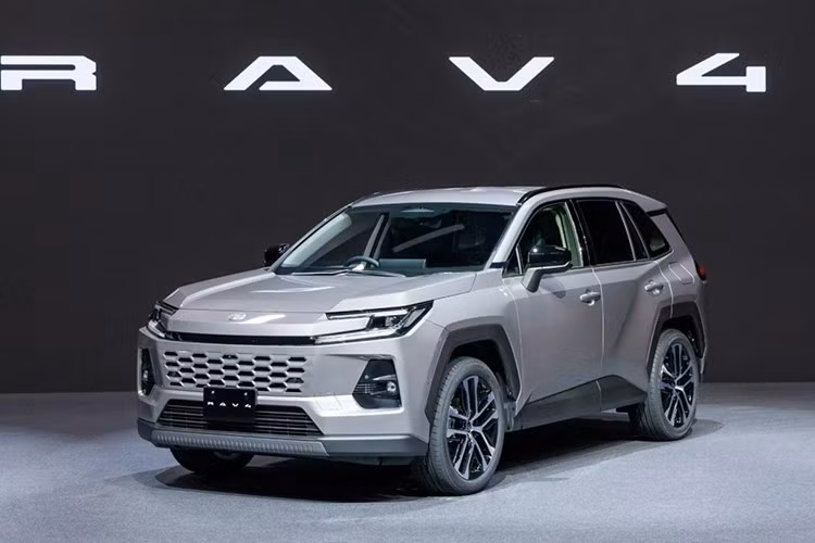 Toyota RAV4 Cruiser 2WD và AWD đời 2026 hiện có giá 56.990 AUD (37.200 USD) và 60.340 AUD (39.400 USD), tức tăng gần 6.000 AUD (khoảng 4.000 USD), tương đương mức tăng 10,8%.