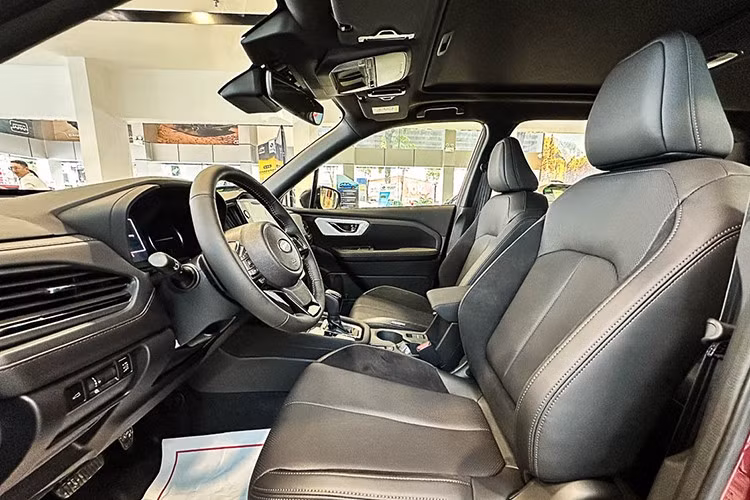 Vô-lăng và cần số giữ thiết kế quen thuộc nhưng được hoàn thiện với các đường chỉ khâu tỉ mỉ hơn. Trên phiên bản cao cấp, xe được trang bị bộ ghế form mới, bọc da đục lỗ và da lộn, ghế lái chỉnh điện 10 hướng với bơm tựa lưng và ghế phụ chỉnh 8 hướng.