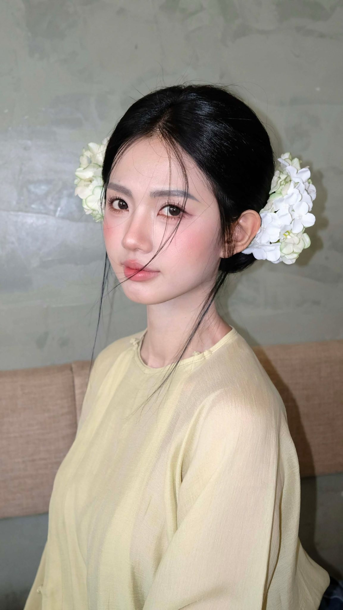 View - 'Hot girl hàng không' Bùi Quốc Quỳnh Anh duyên dáng với áo dài truyền thống | Báo Tri thức và Cuộc sống - TIN TỨC PHỔ BIẾN KIẾN THỨC 24H