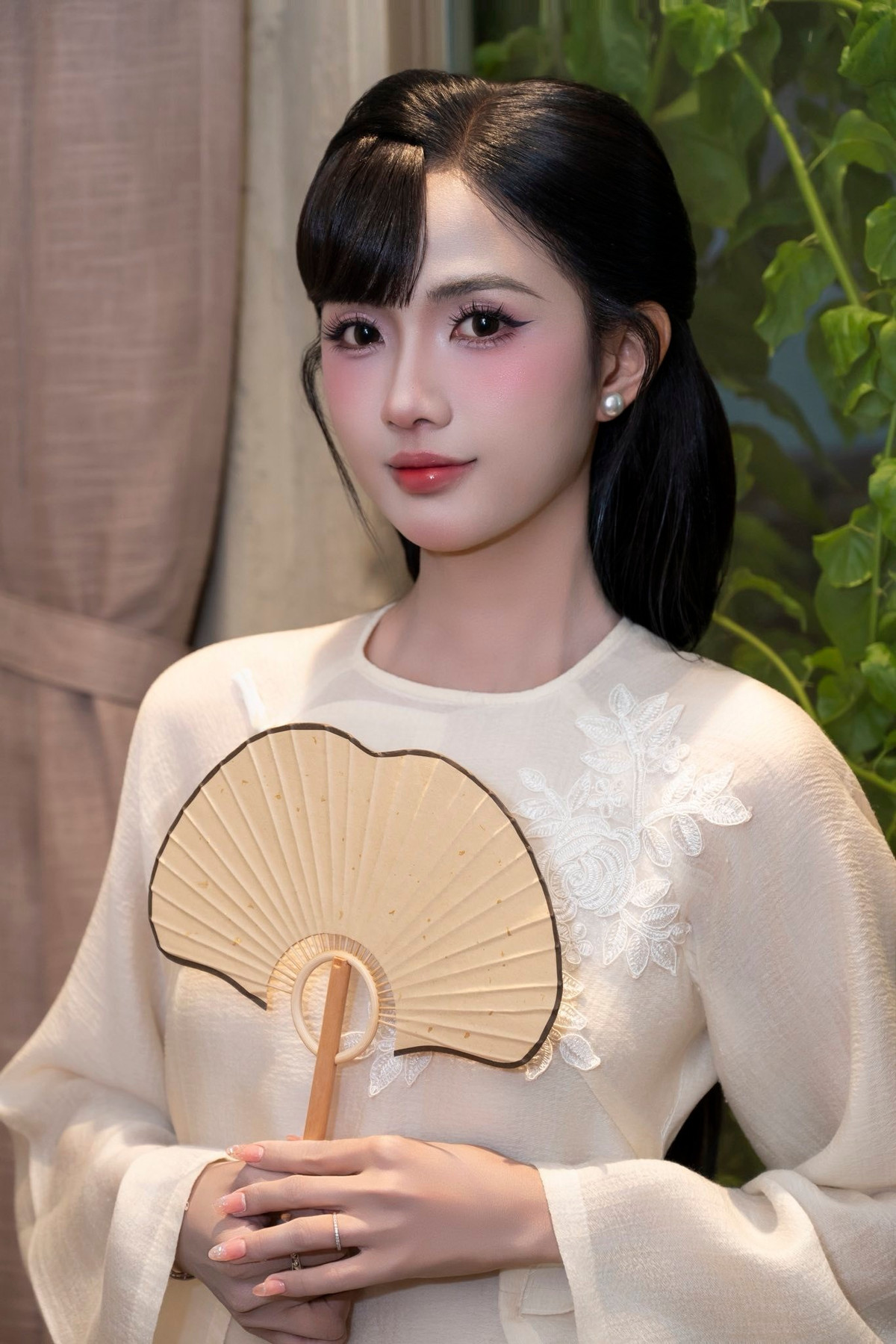 View - 'Hot girl hàng không' Bùi Quốc Quỳnh Anh duyên dáng với áo dài truyền thống | Báo Tri thức và Cuộc sống - TIN TỨC PHỔ BIẾN KIẾN THỨC 24H