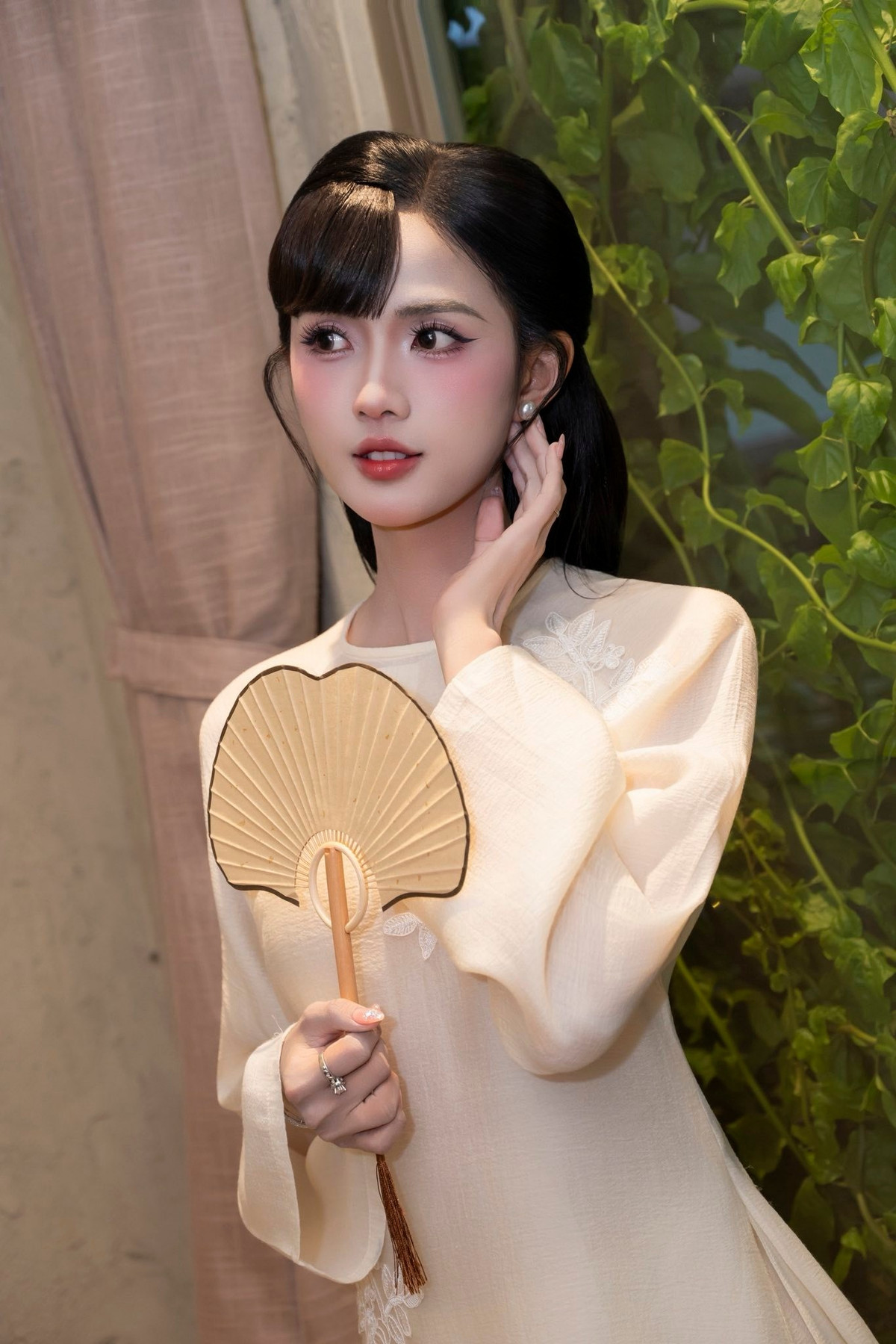 Trong nhiều khung hình, Quỳnh Anh cầm trên tay những bông sen hồng – loài hoa vốn được xem là biểu tượng của sự thuần khiết và thanh cao. Hình ảnh cô gái trong tà áo dài truyền thống, tay nâng cành sen, ánh mắt trầm lắng giữa không gian thiên nhiên tạo nên cảm giác bình yên, sâu lắng. Đây cũng là một trong những khoảnh khắc được người xem yêu thích nhất bởi sự kết hợp hài hòa giữa con người, trang phục và biểu tượng văn hóa.