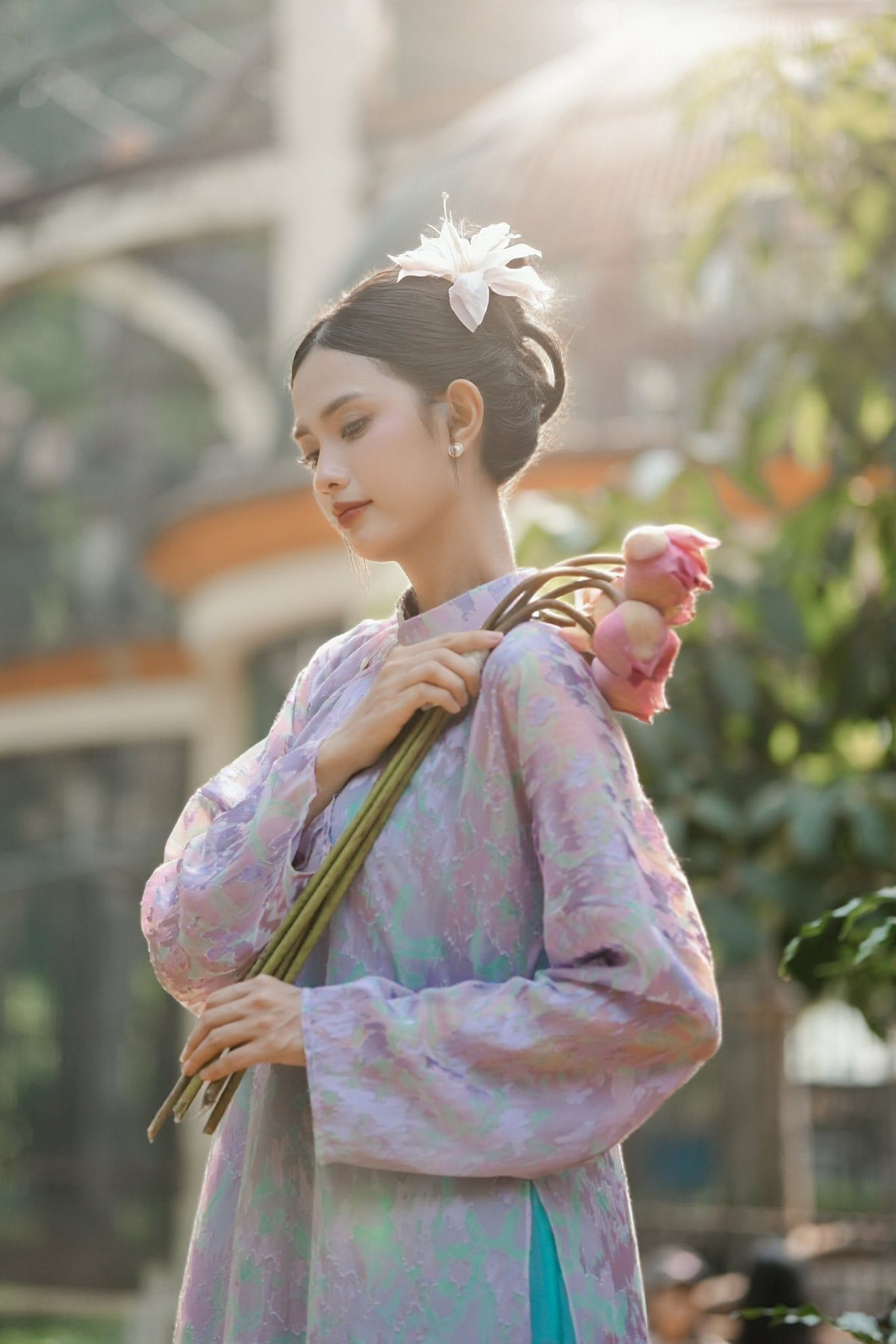 Sự thay đổi phong cách này không chỉ mang lại làn gió mới cho hình ảnh cá nhân mà còn giúp nàng hot girl ngành Hàng không ghi điểm mạnh mẽ trong lòng công chúng yêu mến nét đẹp dịu dàng, kín đáo.