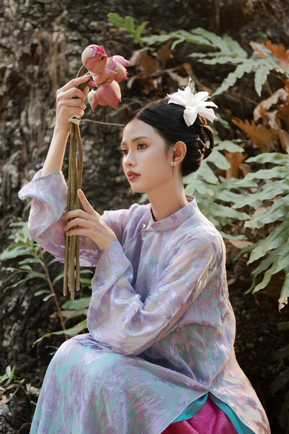 Những họa tiết loang màu tinh tế trên nền vải tạo nên hiệu ứng thị giác lạ mắt nhưng vẫn giữ được tinh thần thanh lịch vốn có của áo dài truyền thống.