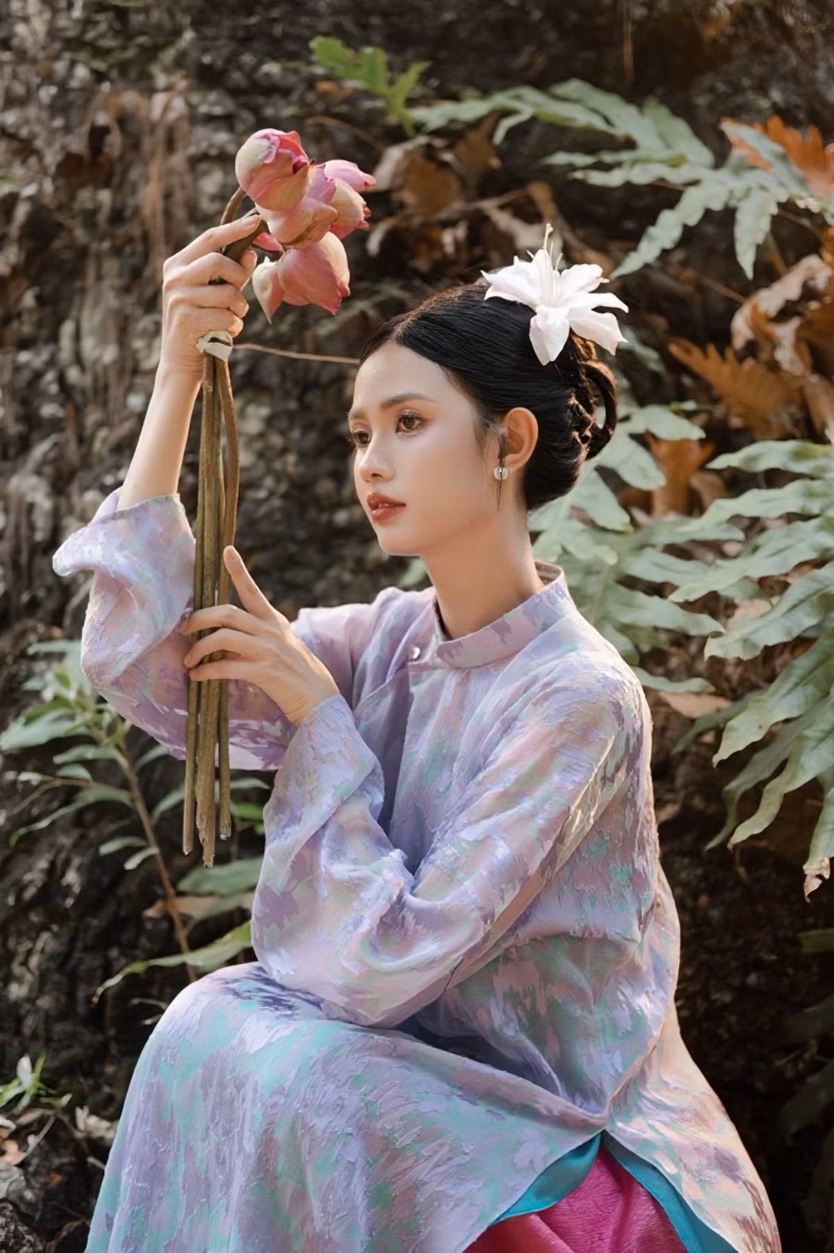 Những họa tiết loang màu tinh tế trên nền vải tạo nên hiệu ứng thị giác lạ mắt nhưng vẫn giữ được tinh thần thanh lịch vốn có của áo dài truyền thống.