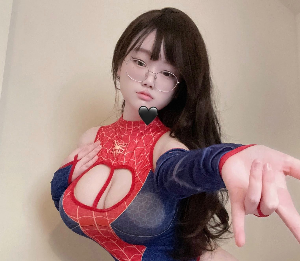 Loạt ảnh mà cô đăng tải không chỉ dừng lại ở việc tái hiện trang phục mà còn đầu tư vào góc chụp, ánh sáng và thần thái, làm nổi bật sự quyến rũ, trưởng thành, "biến hóa" 180 độ so với gương mặt ngây thơ ban đầu.