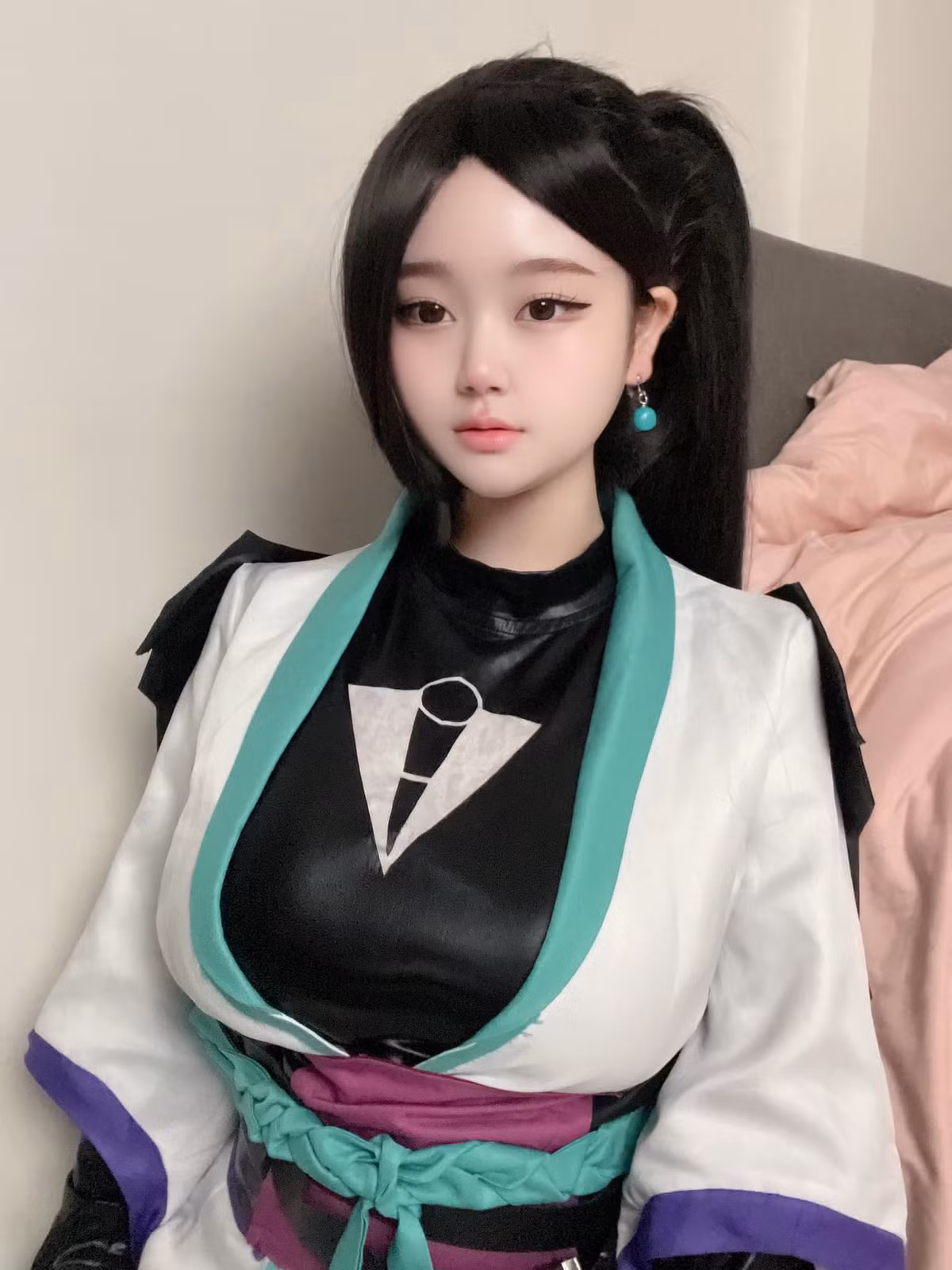 Gần đây, cộng đồng mạng, đặc biệt là giới hâm mộ văn hóa anime/manga đang xôn xao trước loạt ảnh nóng bỏng. Nữ chính là một nữ coser sở hữu gương mặt ngây thơ, thuần khiết nhưng lại gây choáng váng với những màn hóa trang cực kỳ táo bạo và gợi cảm.