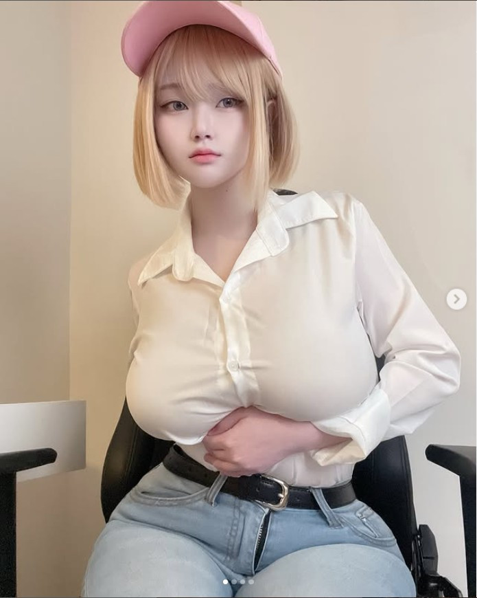 Dù còn nhiều ý kiến trái chiều, không thể phủ nhận rằng nữ coser sở hữu gương mặt ngây thơ và phong cách táo bạo này chính là một hiện tượng mạng xã hội và cosplay đáng chú ý. Ảnh sử dụng trong bài: FBNV