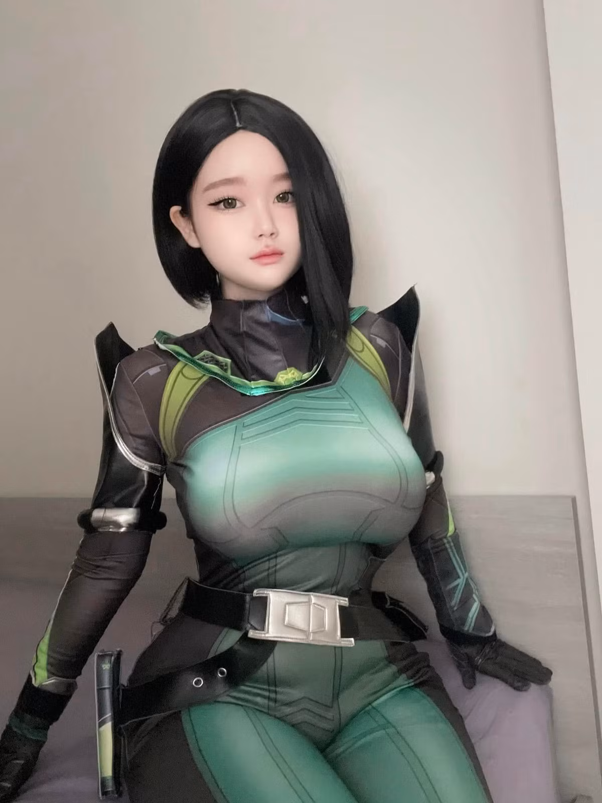 Vẻ ngây thơ, mong manh này trở thành "vũ khí" bí mật, giúp cô nàng tạo ra sự bất ngờ và ấn tượng mạnh mẽ khi kết hợp với phong cách cosplay trưởng thành.