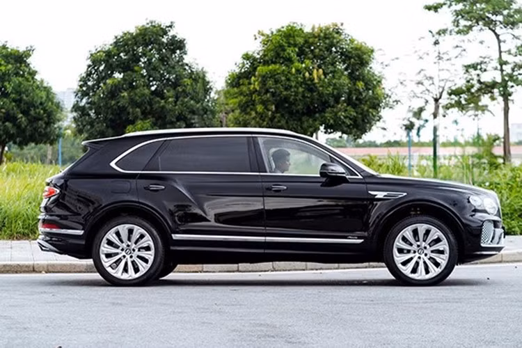 So với bản tiêu chuẩn, Bentley Bentayga EWB Azure của doanh nhân Gia Lai mới mua lại được kéo dài ra thêm 180 mm, qua đó, mang đến nội thất rộng rãi hơn. Hàng ghế sau sẽ có thêm lựa chọn kiểu ghế Bentley Airline Seat, nhờ đó, biến khoang hành khách thành phòng giải trí cao cấp.