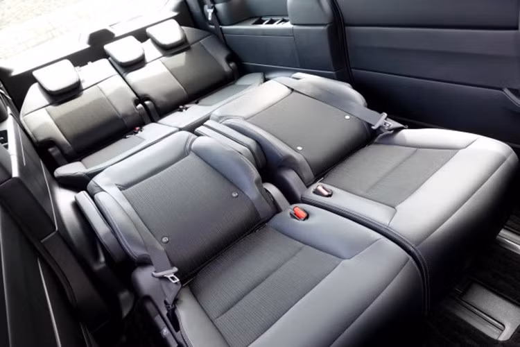 Cuối cùng là hệ thống an toàn chủ động Honda Sensing tiêu chuẩn, bao gồm những tính năng như hệ thống kiểm soát hành trình thích ứng, phanh giảm thiểu va chạm, đèn pha tự động, hỗ trợ lái xe khi tắc đường, tính năng ngăn đạp nhầm chân ga, hỗ trợ đánh lái tránh người đi bộ...