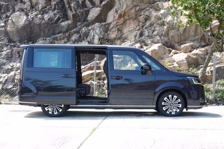 Tại thị trường nội địa Nhật Bản, mẫu MPV này có 2 phong cách thiết kế ngoại thất mang tên Air và Spada. Dù ở phiên bản nào, xe cũng có cụm đèn pha LED, dải đèn LED định vị ban ngày hình chữ "L", cửa trượt bên sườn, vành hợp kim 16 inch với thiết kế 5 chấu kép, sơn 2 màu thể thao và đèn hậu LED nằm dọc, kéo dài đến tận nóc xe.