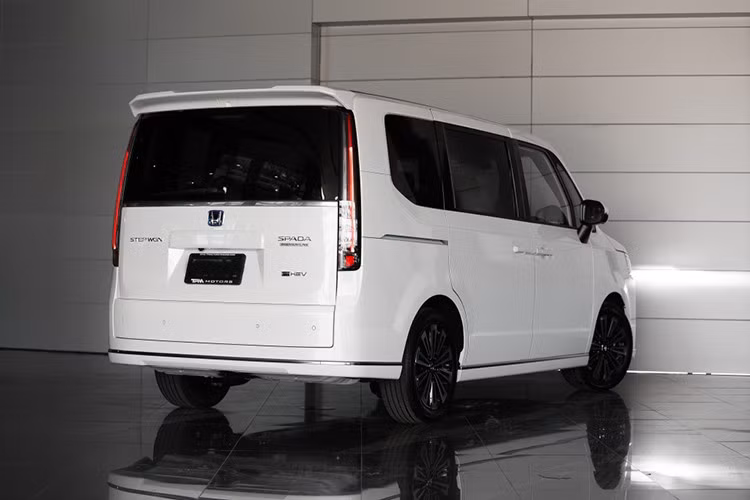 Honda StepWGN e:HEV dùng động cơ xăng 4 xi-lanh, dung tích 1.5L và 2 mô-tơ điện. Động cơ tạo ra công suất tối đa 145 mã lực và mô-men xoắn cực đại 175 Nm. Hai con số tương ứng của mô-tơ truyền động là 184 mã lực và 315 Nm. Kết hợp với hộp số e-CVT và hệ dẫn động cầu trước, hệ truyền động này giúp mẫu MPV nhà Honda tiêu thụ lượng xăng trung bình chỉ 20 km/lít (khoảng 5 lít/100 km).