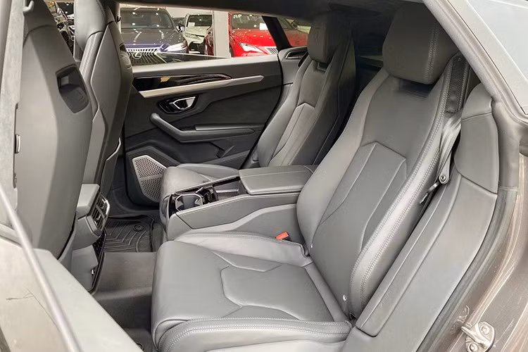 Lamborghini Urus từng được mệnh danh là chiếc SUV nhanh nhất thế giới, xe này được trang bị động cơ xăng V8, tăng áp kép, dung tích 4.0 lít, sản sinh công suất tối đa 650 mã lực và mô-men xoắn cực đại 850 Nm.