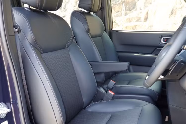 Nội thất của Honda StepWGN e:HEV được bọc bằng chất liệu Fabtech chống thấm cả nước lẫn dầu nên dễ lau chùi, hứa hẹn sẽ ghi điểm trong mắt những bà mẹ có con nhỏ. Bên cạnh đó những đường nét nằm ngang với tác dụng "cân bằng tầm nhìn của hành khách" và giúp giảm tình trạng say xe.