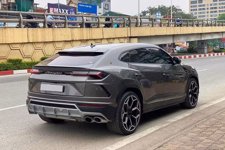 Về chiếc xe Lamborghini Urus này, nó được nhập khẩu chính hãng, trải qua 2 đời chủ nhưng quan trọng, đồng hồ công tơ mét chỉ hơn 3.000 km, nội thất xe là bản 4 chỗ ngồi, phù hợp cho ai thích khoang hành khách tiện nghi, đẳng cấp hơn so với bản 5 chỗ.