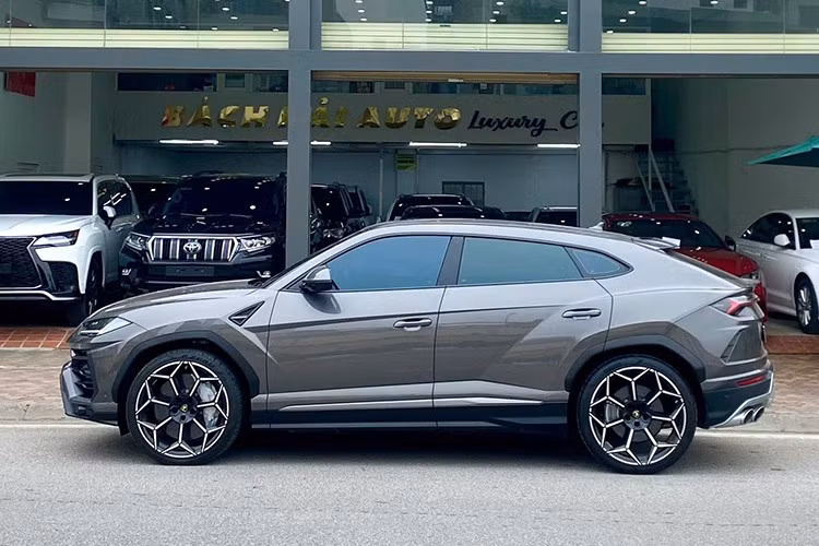 Chính điều này mà khi hay tin một chiếc siêu SUV Lamborghini Urus chạy lướt với ODO chỉ mới hơn 3.000 km được một showroom xe đã qua sử dụng mua lại từ khách hàng, tay chơi xe Hà Nội đã nhanh chóng chi ra 14,5 tỷ đồng để mua về trải nghiệm.