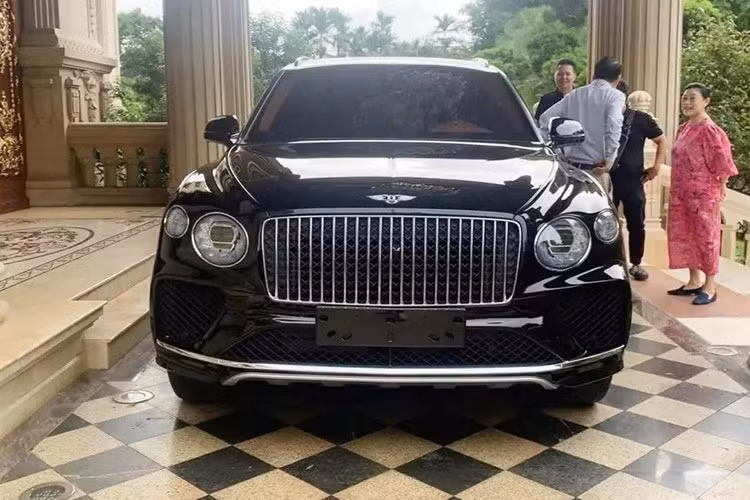 Nội công này sẽ kết hợp với hộp số tự động 8 cấp, nhờ đó, giúp xe Bentley Bentayga EWB Azure có khả năng tăng tốc từ vị trí đứng yên lên 100 km/h chỉ trong thời gian 4,6 giây, trước khi đạt tốc độ tối đa 290 km/h.