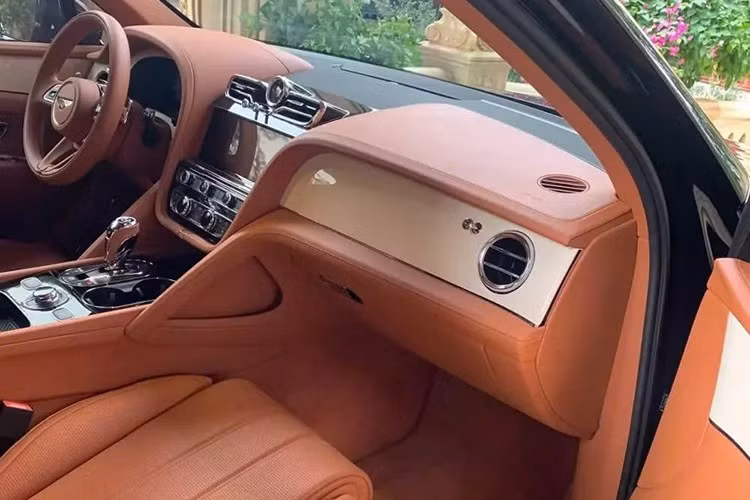 Cả nhiệt độ bề mặt và độ ẩm trên ghế đều được điều chỉnh phù hợp cho sức khỏe người ngồi. Để tạo sự thư giãn tuyệt đối, hàng ghế sau có thể ngả tới 40 độ, mức độ ngả ghế có thể được tùy chỉnh thông qua Touch Screen Remote, một thiết bị điều khiển cầm tay của Bentley để sử dụng các chức năng xe từ hàng ghế sau thông qua màn hình cảm ứng.