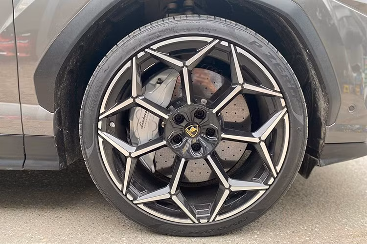 Về độ mới của chiếc Urus đang được rao bán không phải bàn cãi, xe đăng ký tháng 8 năm 2024, và còn chế độ bảo hành đến năm 2027. Xe cũng được lên bộ mâm đa chấu kép, 23 inch thay vì mâm 5 chấu đơn nhìn khá hiền lành.