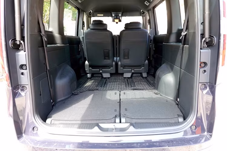 Xe còn có hỗ trợ ngăn chệch làn đường, hỗ trợ giữ làn đường và cảnh báo khi phương tiện phía trước khởi hành. Trong khi đó, camera 360 độ, hệ thống cảnh báo điểm mù và hỗ trợ đỗ xe/chuyển làn đường ở nơi có tầm nhìn kém sẽ chỉ được trang bị ở một số phiên bản.