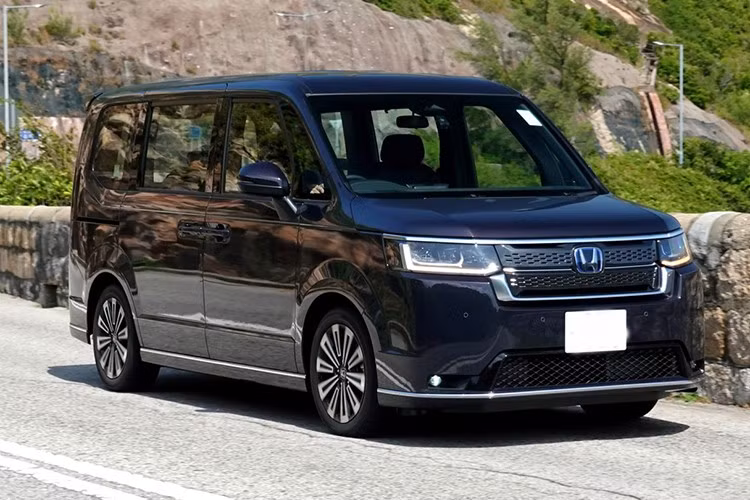 Honda StepWGN e:HEV thế hệ thứ 6 đã từng được trưng bày tại Triển lãm Ô tô Quốc tế Gaikindo Indonesia (GIIAS) 2024. Sau đúng một năm, mẫu xe hybrid này đã chính thức được mở cọc tại thị trường Indonesia và chuẩn bị cho màn ra mắt tại Triển lãm GIIAS 2025.