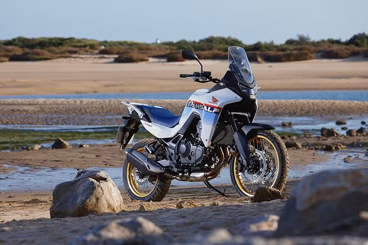 Trước thị trường Ấn Độ, Honda XL750 Transalp 2025 đã được giới thiệu tại thị trường châu Âu hồi cuối năm 2024. Và với cập nhật mới tại quốc gia Nam Á, mẫu xe đa dụng vẫn giữ ngôn ngữ thiết kế đặc trưng của mẫu xe đa dụng.