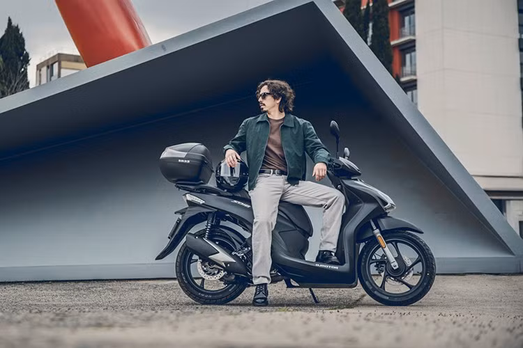 Thị trường xe tay ga ngày càng đông đúc, nhưng không phải mẫu xe nào cũng để lại dấu ấn riêng. Với SQ16, sự nổi bật lại đến từ việc... quá giống một mẫu xe nổi tiếng.