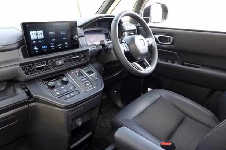 Honda StepWGN e:HEV sở hữu kích thước dài x rộng x cao lần lượt 4.800/4.830 x 1.750 x 1.840/1.855 mm và chiều dài cơ sở 2.890 mm. Như vậy, mẫu xe này nằm cùng phân khúc MPV hạng trung với Toyota Innova Cross và Hyundai Custin. Đồng thời, xe có chiều cao nổi bật, mang đến nội thất thoáng đãng cho hành khách.