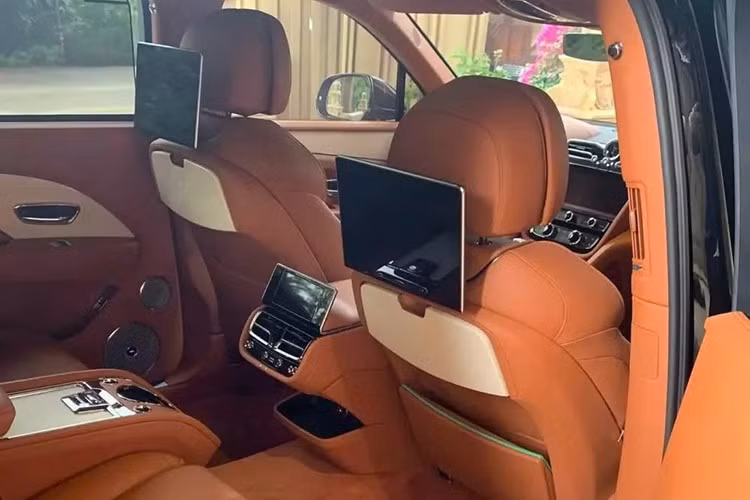 Tiếp đến, chiếc SUV siêu sang Bentley Bentayga EWB Azure còn có các tính năng tùy chọn như hệ thống âm thanh Naim for Bentley đáp ứng chất lượng âm thanh cho các audiophile, cho đến bàn dã ngoại có thể gấp gọn phía cốp sau. Tùy chọn hệ thống giải trí phía sau Bentley Rear Entertainment cho phép hành khách sử dụng màn hình 10,1 inch gắn sau lưng ghế trước để theo dõi các nội dung từ thiết bị di động cá nhân...