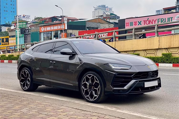 Các tay chơi Việt rất thích săn lùng siêu SUV Lamborghini Urus, lý do vì đây là chiếc Lamborghini gầm cao duy nhất, xe có đến 4 hoặc 5 chỗ ngồi thoải mái, và khoang hành lý có thể chứa nhiều va ly cỡ lớn, so với chỉ 2 va ly cỡ nhỏ của các siêu xe 2 cửa cùng nhà.