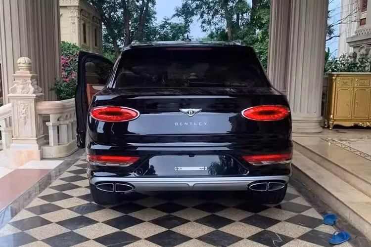 Mẫu xe SUV siêu sang Bentley Bentayga EWB Azure 2024 của đại gia Gia Lai sở hữu khối động cơ xăng V8, tăng áp, dung tích 4.0 lít, sản sinh công suất tối đa 542 mã lực và mô-men xoắn cực đại 770 Nm.