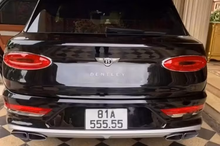 Không chỉ chi ra hơn 24 tỷ đồng để "giải cứu" Bentley Bentayga EWB Azure sau 1 năm rao bán không ai mua, doanh nhân phố núi Gia Lai còn chi ra 1,3 tỷ đồng để đấu giá biển số 81A-555.55. Biển này mang hàm ý quanh năm lộc đầy nhà.
