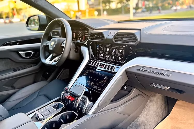 Bên trong nội thất chiếc Lamborghini Urus siêu lướt này là sự phối hợp giữa hai tông màu đen và xám (trùng với ngoại thất), điểm xuyết bằng hai đường chỉ màu tương tự. Hàng ghế thứ hai gồm 2 chỗ ngồi, có bệ tỳ tay di động cùng hai màn hình giải trí lớn gắn trên lưng ghế.