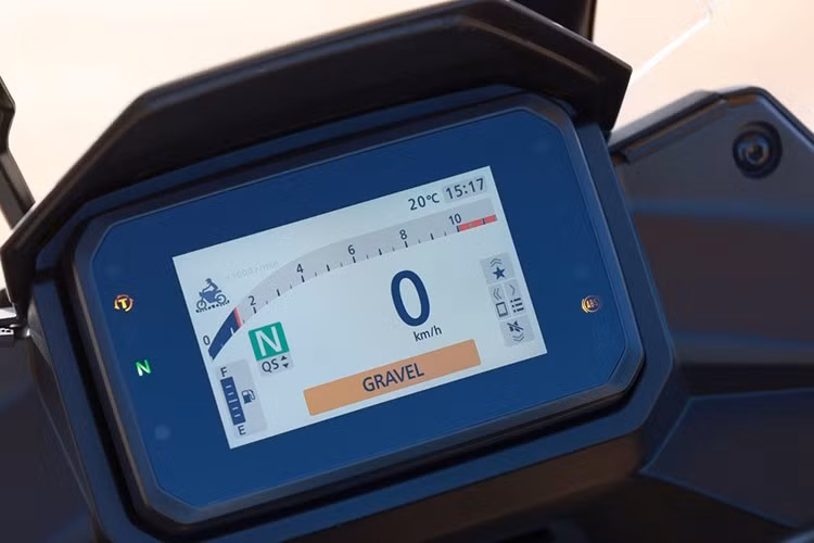 Điểm mới trên XL750 Transalp là việc sử dụng cụm đồng hồ TFT 5 inch có hỗ trợ Honda Roadsync hiện đại với nhiều tiện ích. Xe cũng được bổ sung hệ thống đèn báo hiệu khẩn cấp, đèn xi nhan tự động khi rẽ và toàn bộ hệ thống chiếu sáng được chuyển sang công nghệ LED.